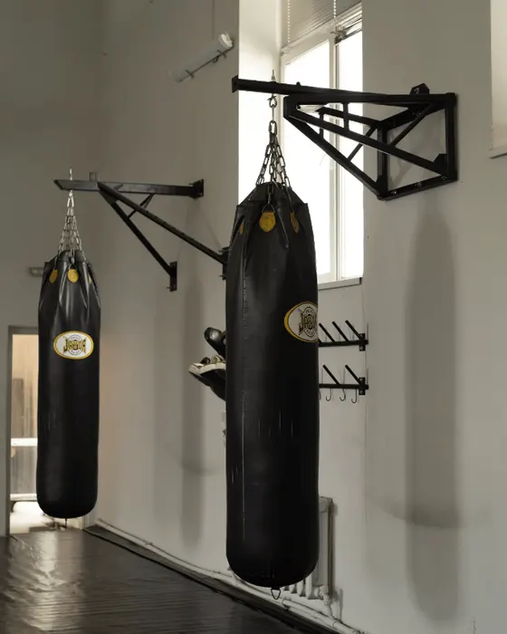 Боксерские мешки на стене тренировочного зала BronxGym