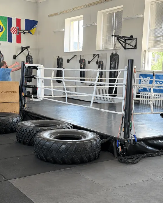 Спортсмены на тренировке в BronxGym